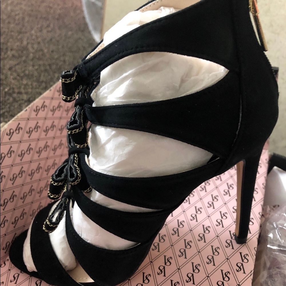 Vs brand , new in box cute black heels size 7.